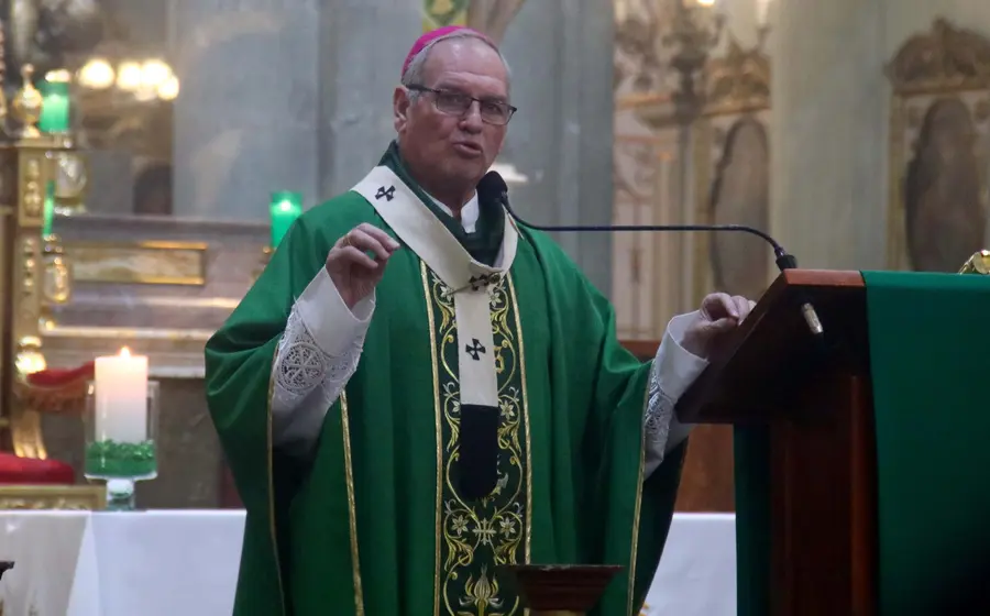 Llamó a los católicos a aprender de los grandes ejemplos de generosidad de los pobres y no tener un corazón de ambición, porque eso los puede llevar a cometer injusticias.