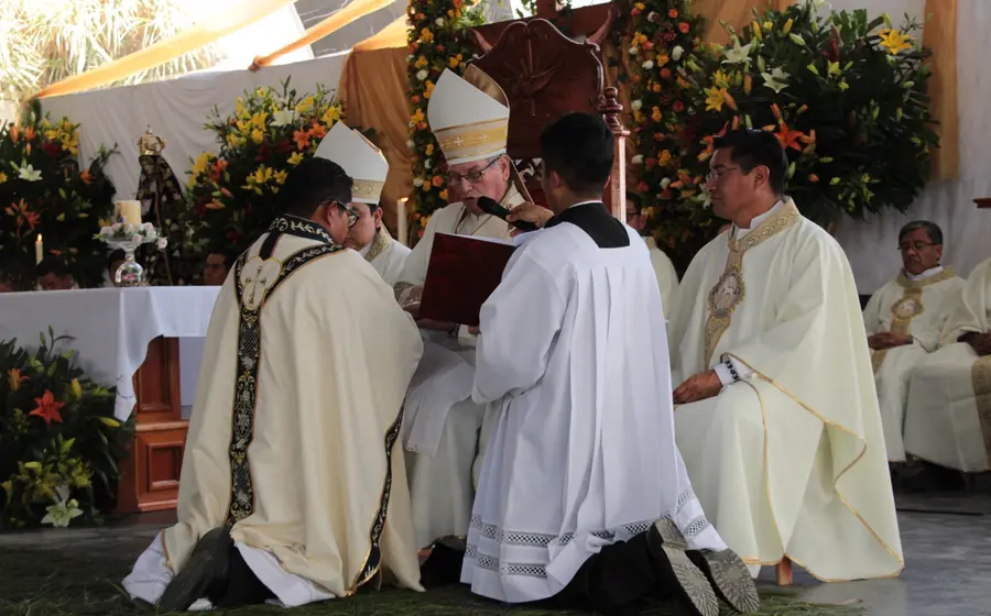 En la imagen, ordenación sacerdotal del diácono transitorio Alberto García Pérez, en Santa María Atzompa