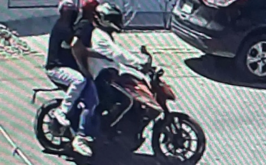 Dos sujetos en motocicleta atacaron a una mujer para robarle sus pertenencias en el fraccionamiento El Rosario de San Sebastián Tutla.
