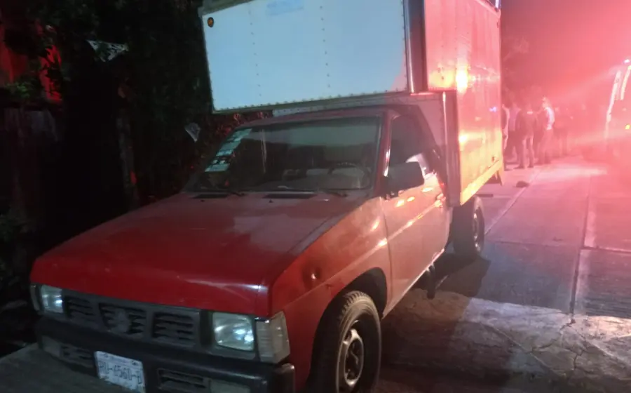 La camioneta del comerciante quedó con las huellas de los impactos.