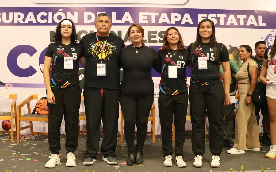Las medallistas nacionales del 3x3 en los años 2023 y 2024, con la promotora Deyaney Aragón.