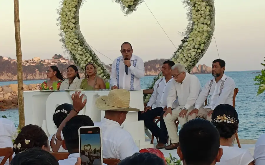 En el emotivo evento decenas de parejas de todas las edades hicieron patente su compromiso de amor y lealtad.
