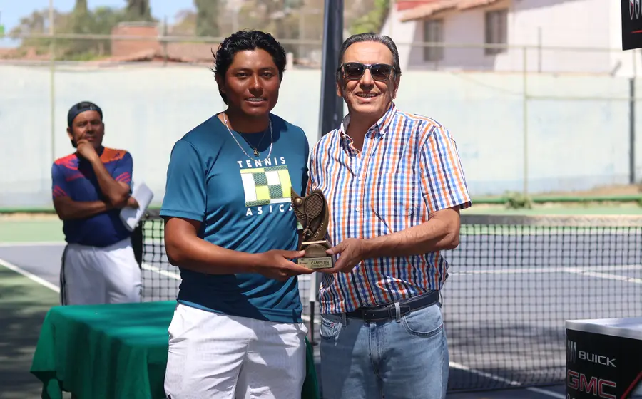 El presidente de la ATEO premió al campeón de la A varonil, Jesús Sánchez.