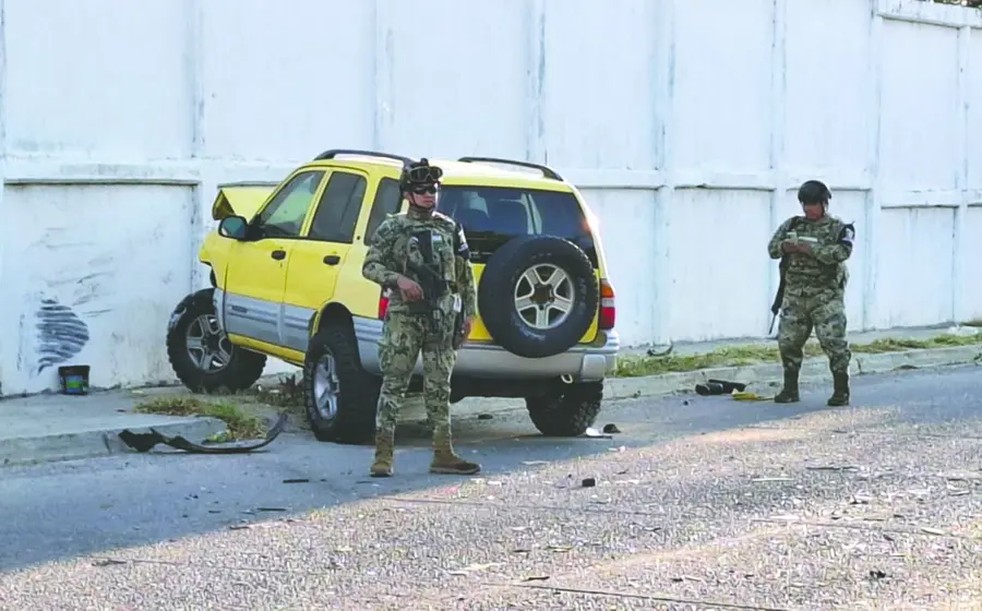 La camioneta se impactó contra la barda perimetral de la colonia Refinería.