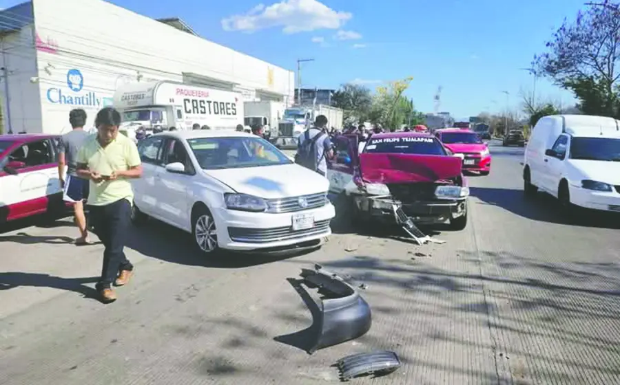 Un automóvil se atravesó al paso de un taxi y ocasionó un aparatoso percance en riberas del Atoyac de la ciudad de Oaxaca.