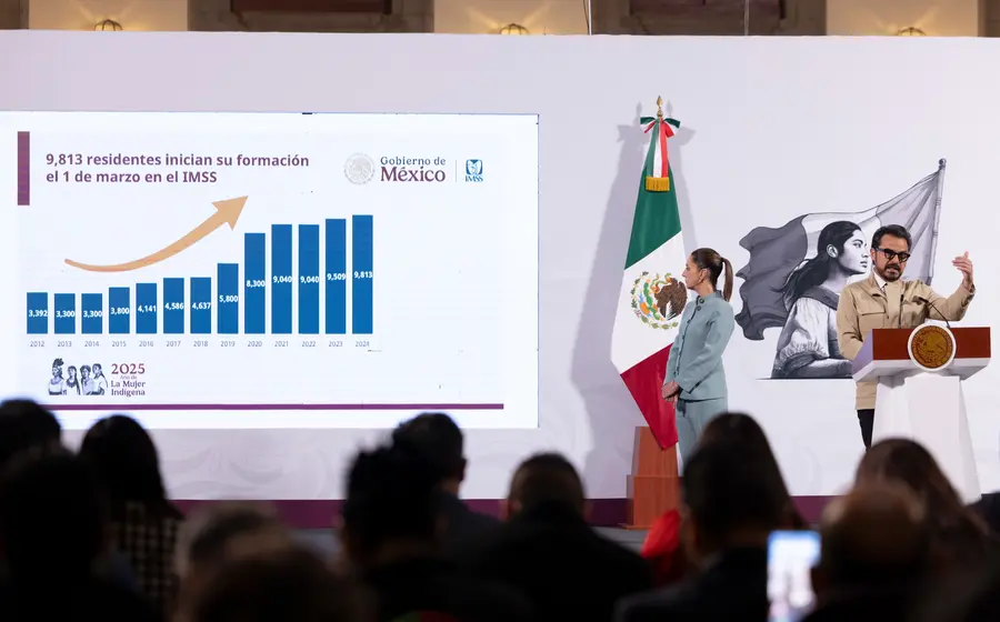 La presidenta Claudia Sheinbaum,  informó también que el IMSS ofertará 8 mil 869 plazas para médicos especialistas y el 1 de marzo,  9 mil 813 médicos comenzarán su especialidad en dicha institución.