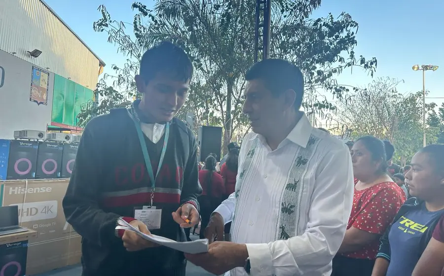 Jóvenes de Huajuapan pidieron al Gobernador que se abriera la carrera de medicina.