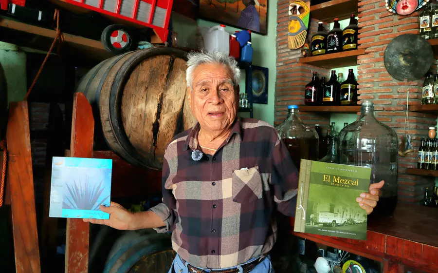 Cornelio Monterrosa compartió que el libro fue pensado como un homenaje a los auténticos mezcaleros artesanales.