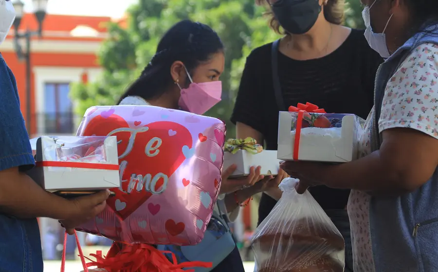 En promedio, la gente gasta entre 500 y 800 pesos en regalos. Sin embargo, cada año el gasto que se hace es menor.