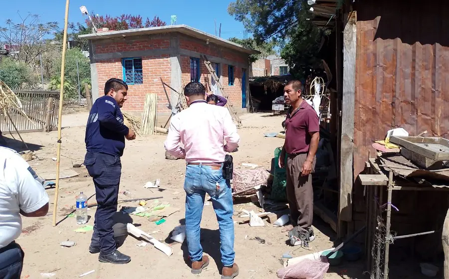 Un hombre sufrió amputación de un pie y una mano al ocurrir una explosión en un polvorín en Ejutla de Crespo.