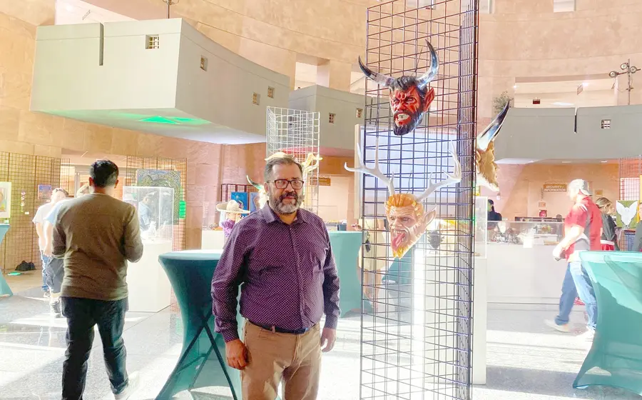 El maestro artesano llevará 10 mascaras de diablos a Fresno.