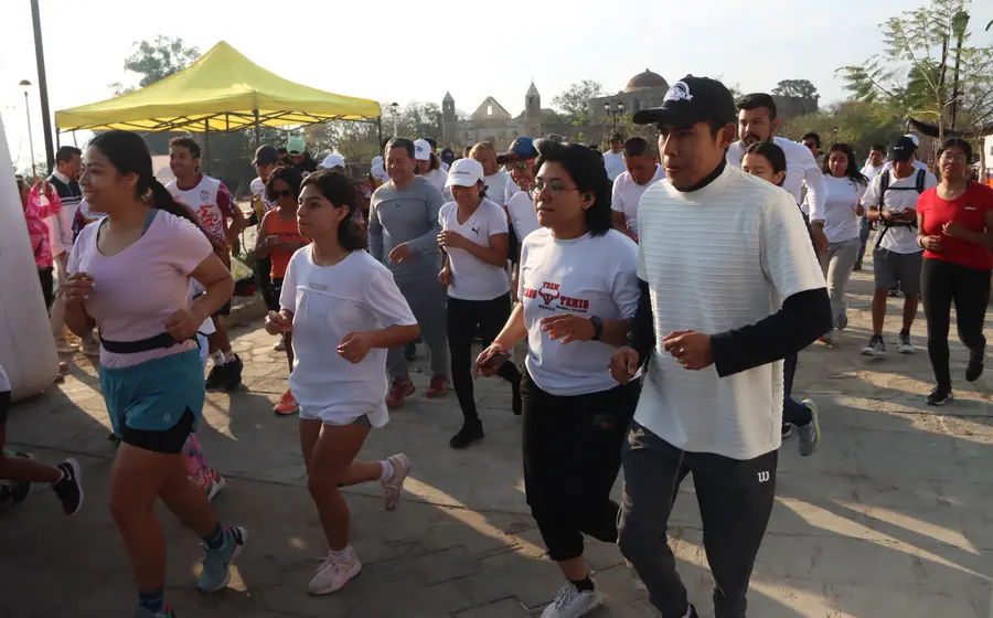 Más de un centenar de atletas participaron en la Primera Caminata Por La Paz, que se celebró en Cuilápam de Guerrero. 