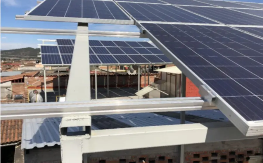 Sener y FIDE impulsan un programa para instalar paneles solares hogareños.