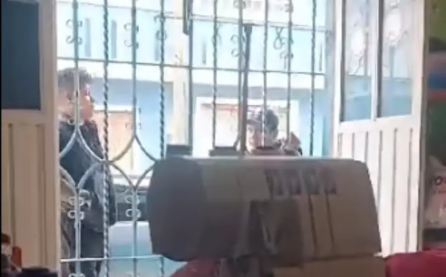 Una persona logró grabar en video el momento de la agresión armada.