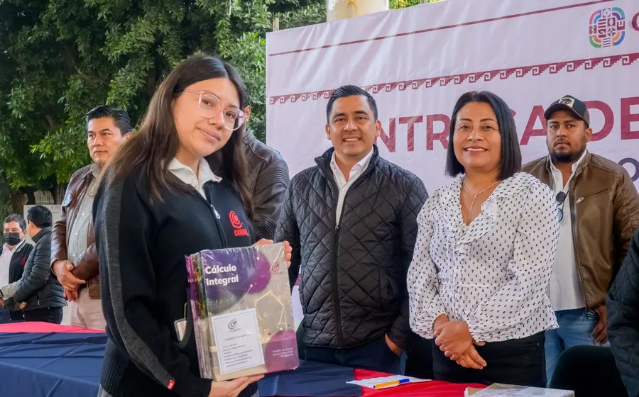 Exhortan a los estudiantes de los 68 planteles quienes reciben sus guías gratuitas, a ser agentes de cambio en sus comunidades.