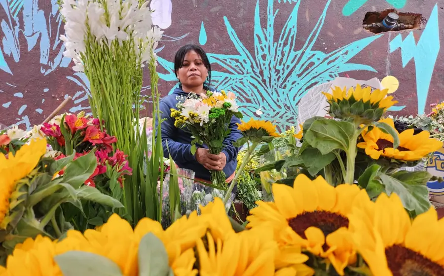 Margarita está todos los días afuera del mercado Sánchez Pascuas ofreciendo sus ramitos y compartiendo sonrisas.