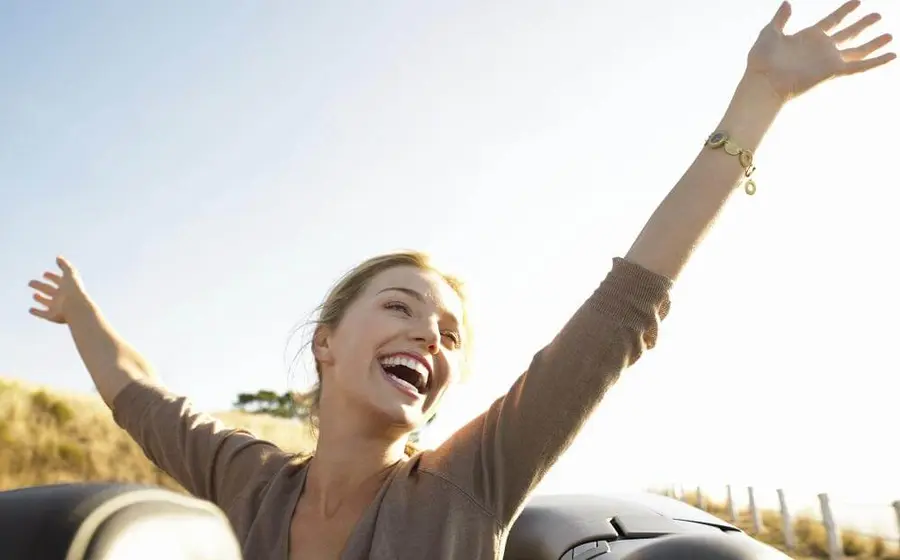 mujer-soltera-en-un-coche-feliz