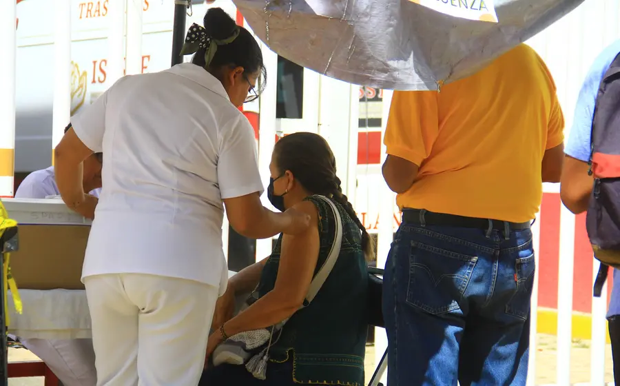 La vacunación anual es una forma de prevenir complicaciones por influenza.