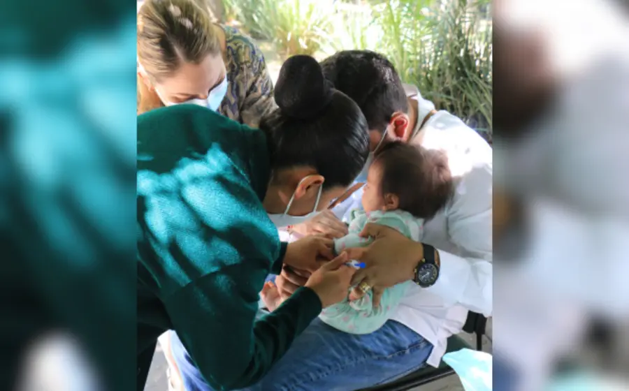 La vacuna contra el rotavirus es una manera de proteger a un niño o niña contra las infecciones, la cual se puede aplicar a los 2, 4 y 6 meses de edad.