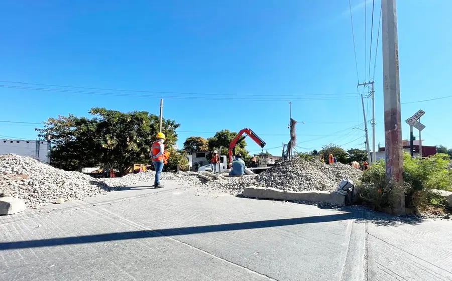 El cierre de varios cruces sobre las vías del ferrocarril ha provocado la molestia entre los automovilistas.