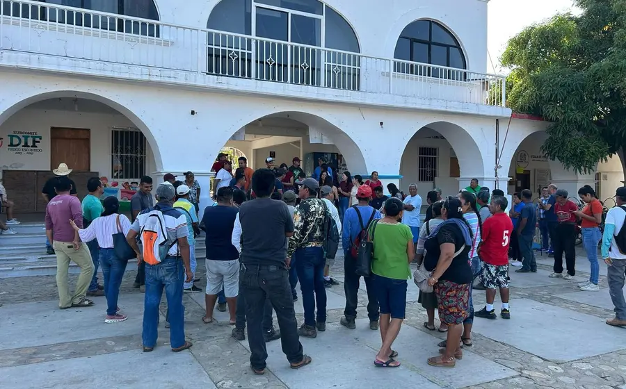 Trabajadores de la agencia municipal de Puerto Escondido iniciaron el pasado martes un paro de brazos caídos.