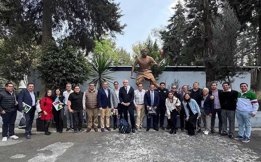 Martínez Barragán con el consejo directivo y vicepresidentes de las diferentes secciones, en instalaciones del COM.