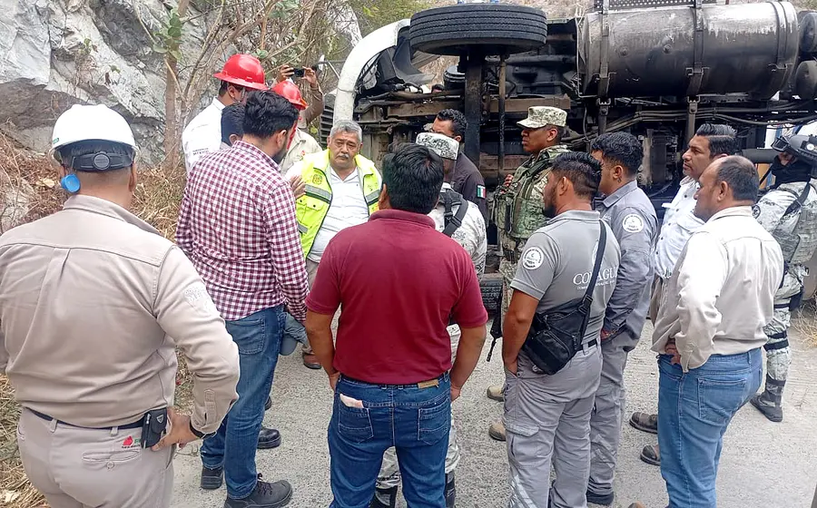 Se realizan maniobras para retirar el camión tanque.
