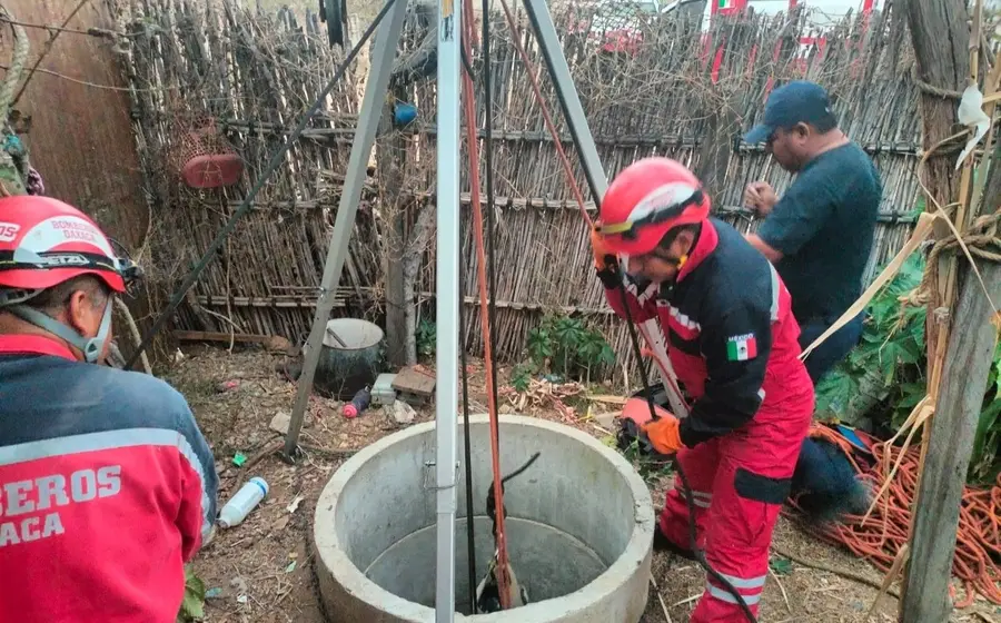 Personal del Cuerpo de Bomberos llegó al domicilio de Zimatlán de Álvarez para realizar el rescate.