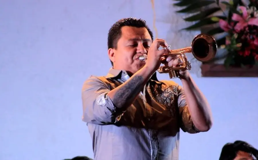 Ricardo Faustino Díaz Méndez es trombonista, tubista, trompetista y arreglista originario de San Lorenzo Cacaotepec.