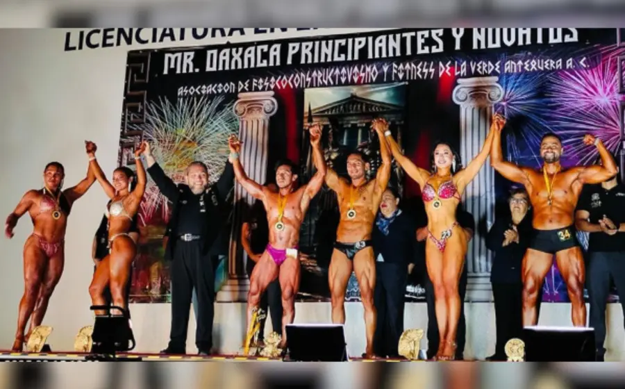 El presidente de la AFFVA levantando la manos a los campeones absolutos de las diferentes categorías.