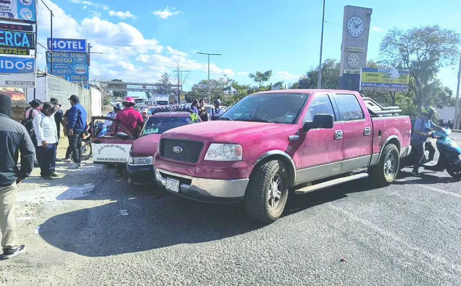 El conductor de la camioneta Ford presuntamente intentó ganar el paso al taxi.