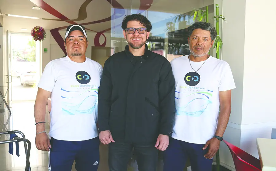 Los entrenadores Nino Villavicencio, Jorge Lara y el patrocinador Gerardo Flores Solaegui