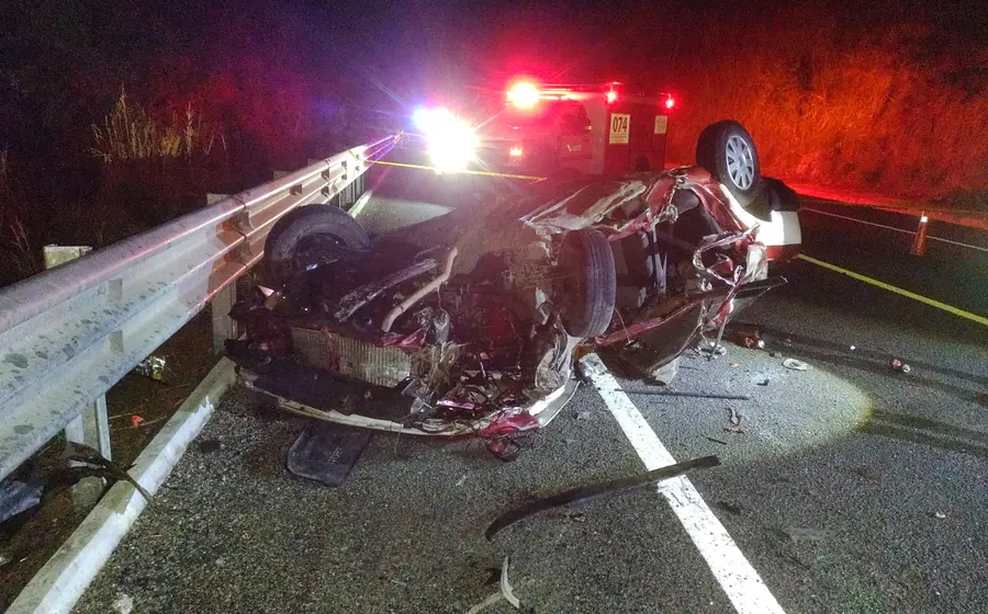El taxi quedó destruido en su totalidad y con las llantas hacia arriba.