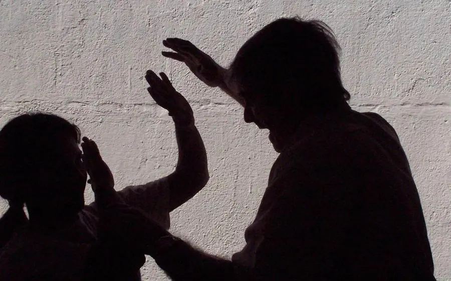 La violencia en las relaciones entre jóvenes puede manifestarse de muchas formas: desde empujones y golpes hasta la obligación de realizar actos sexuales no
