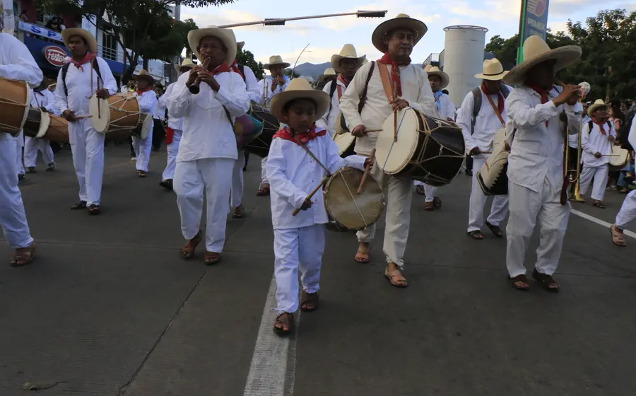baile_oaxaca_tradiciones_desfile