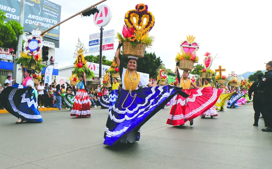Desfile de delegaciones Guelaguetza 2025.