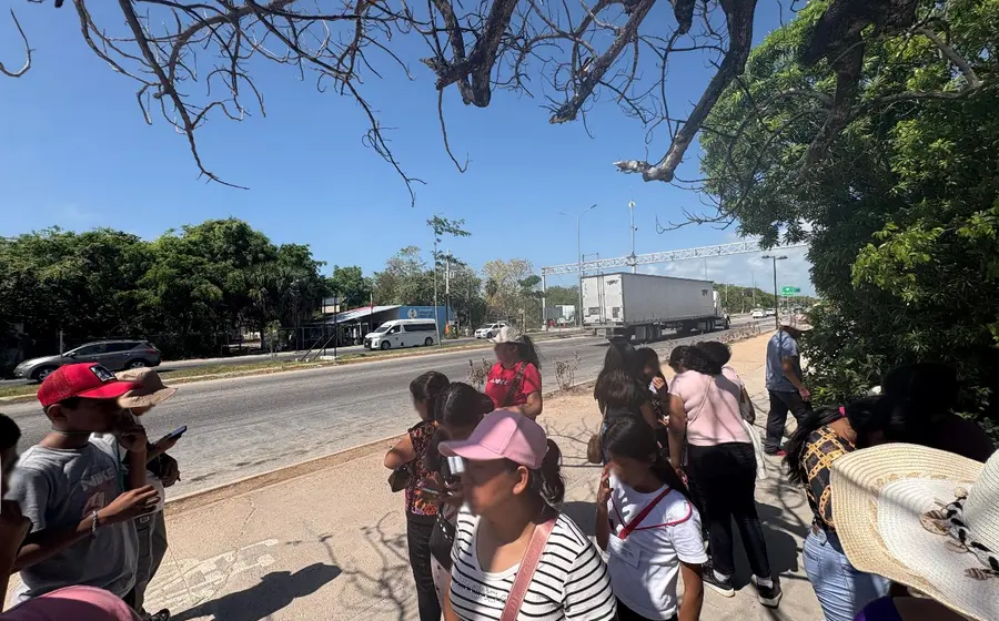Abandonan-estudiantes-Oaxaca-Tulum.jpeg