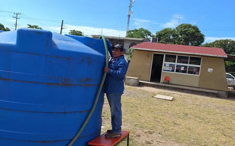 Instalan-cisterna-colonias-Juchitán-1.jpg 
