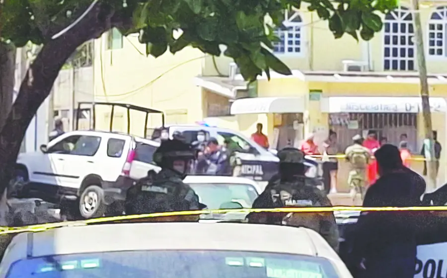 Tras el ataque armado, la camioneta que manejaba la víctima se impactó contra una casa de la colonia Hidalgo Oriente.