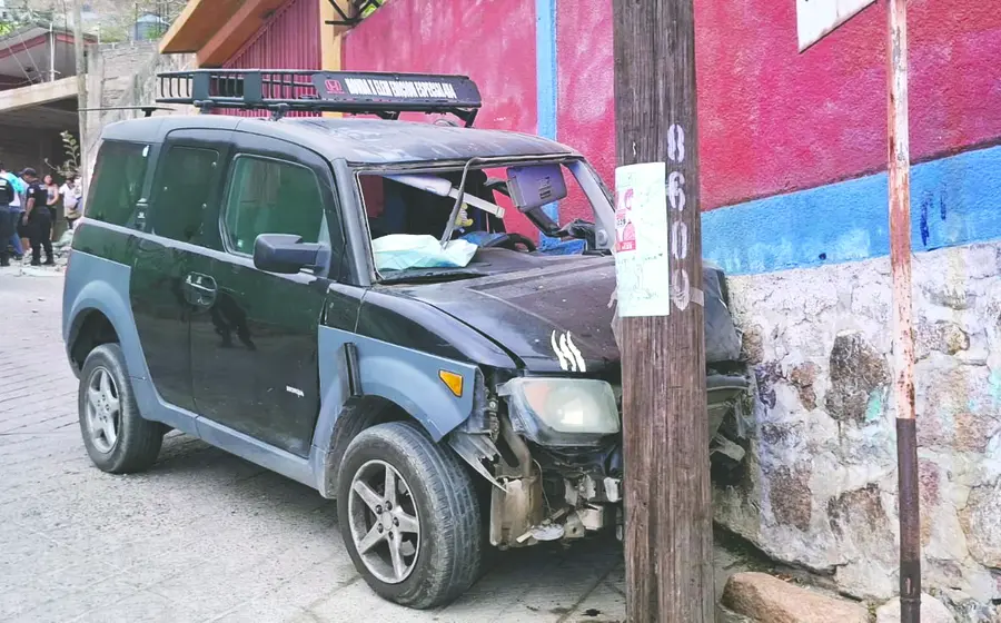 La camioneta presenta cuantiosos daños materiales.