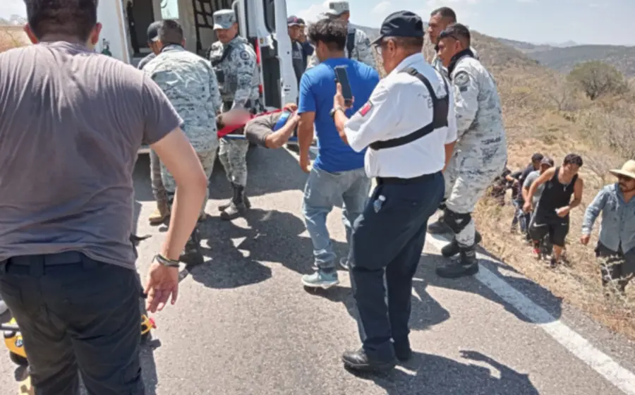 Personal de la Policía Vial Estatal abanderó el lugar y apoyó en las maniobras de rescate.