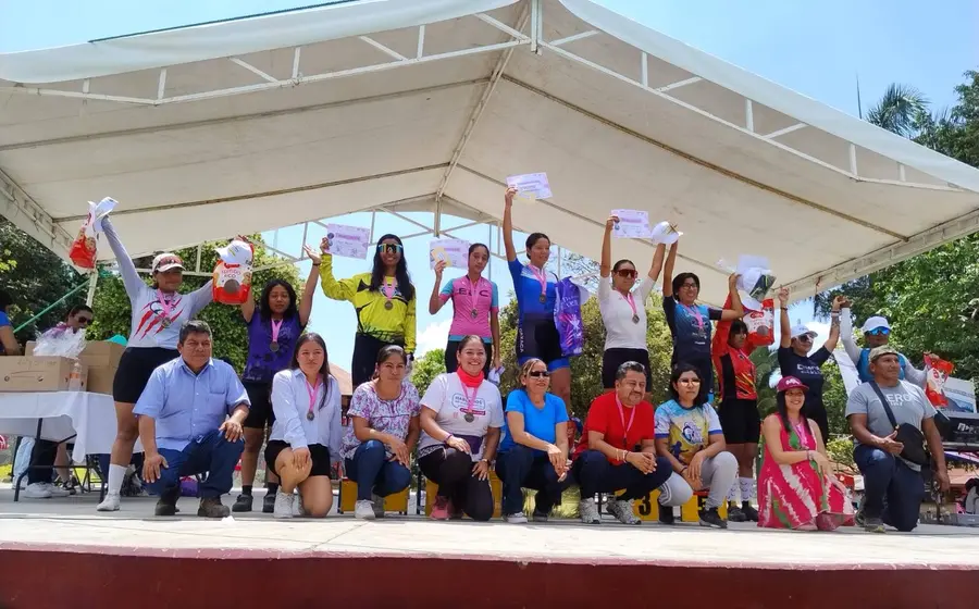 Podio con las ciclistas que ocuparon los primeros lugares en el Reto Zaachila 2025.