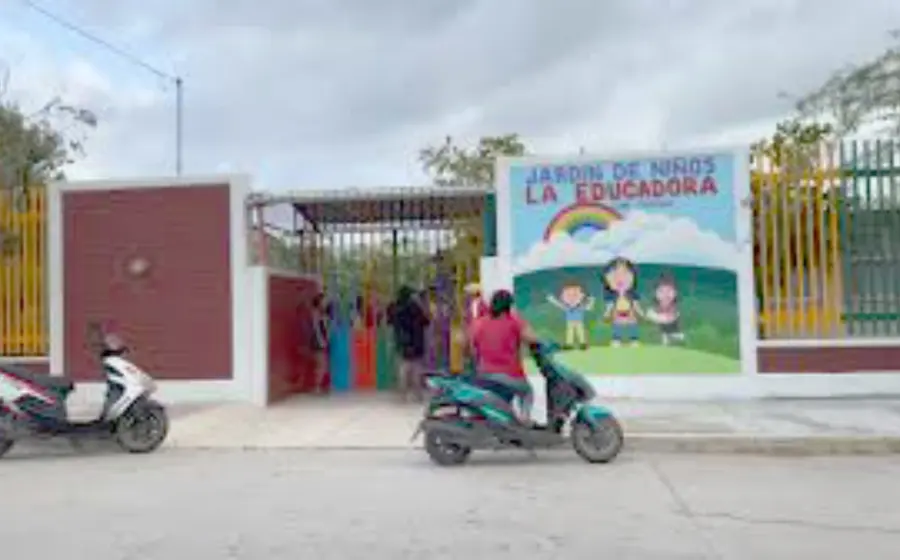 Se dice que las autoridades educativas del estado determinaron la reubicación de toda la plantilla laboral.