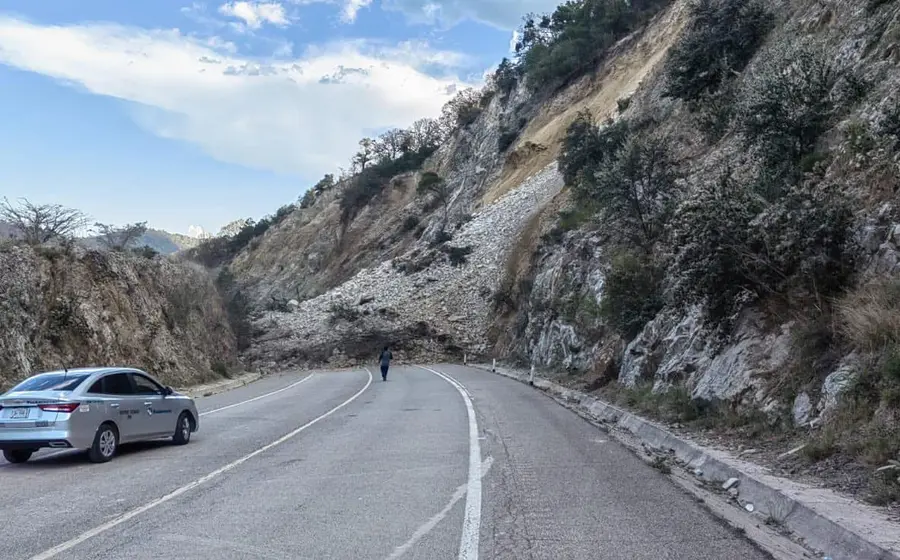 La circulación fue cerrada en la autopista debido al derrumbe.