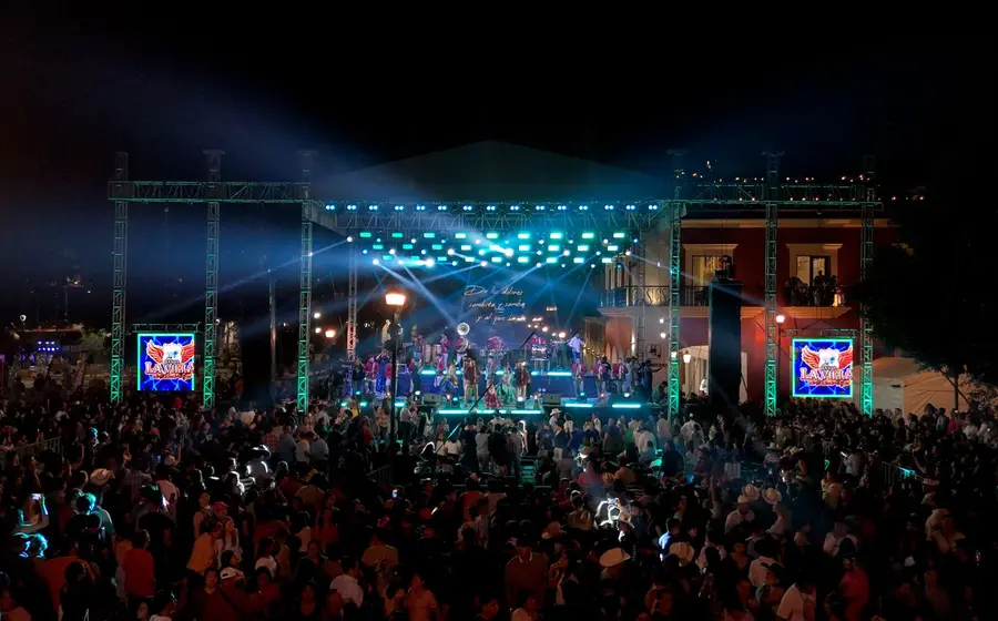 Una gran celebración de los 13 años de éxitos de la Banda La Villa Sola de Vega, con el estreno de “Quiero zapatear contigo”, interpretada por Ricardo García Ordaz, segunda voz de “Los Villanos”.