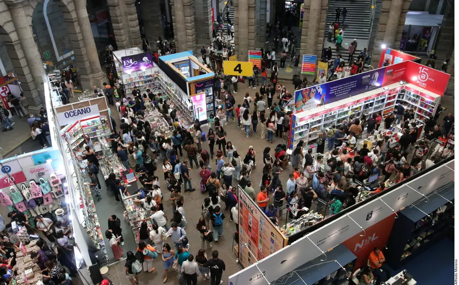   Último día del encuentro librero en Palacio de Minería.