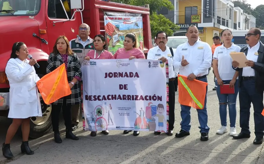 Personal del IMSS brindó orientación sobre la aplicación de abate en estanques.