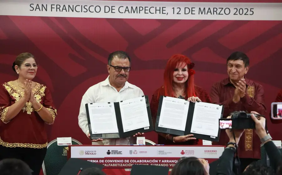El director del INEA, Armando Contreras Castillo, y la gobernadora de Campeche, Layda Sansores San Román, suman esfuerzos por la educación.