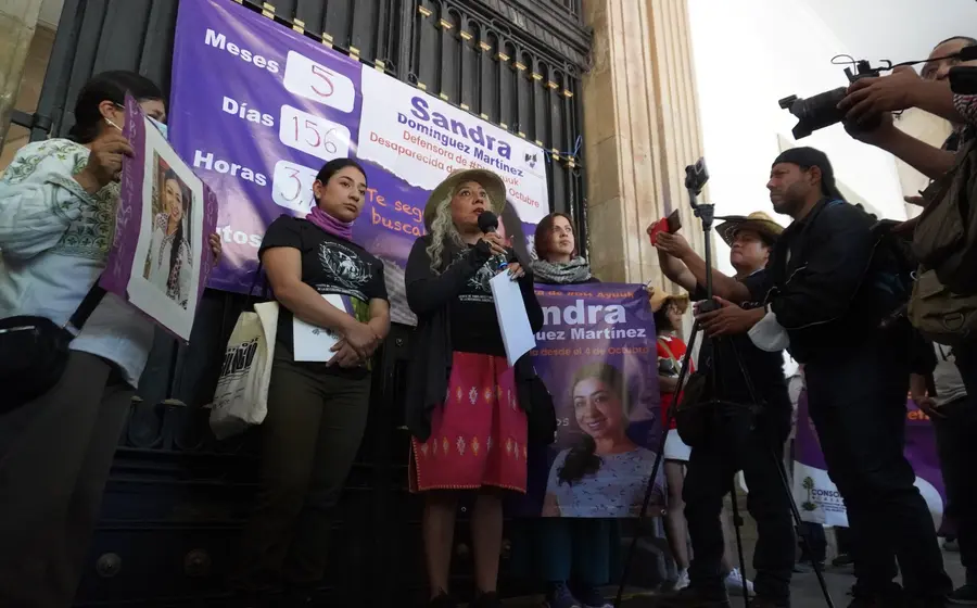Acompañadas por Consorcio para el Diálogo Parlamentario y la Equidad, así como de la organización Sol Rojo, las integrantes del Komité Pëjy Tyotk, realizaron un mitin afuera del Palacio de Gobierno.