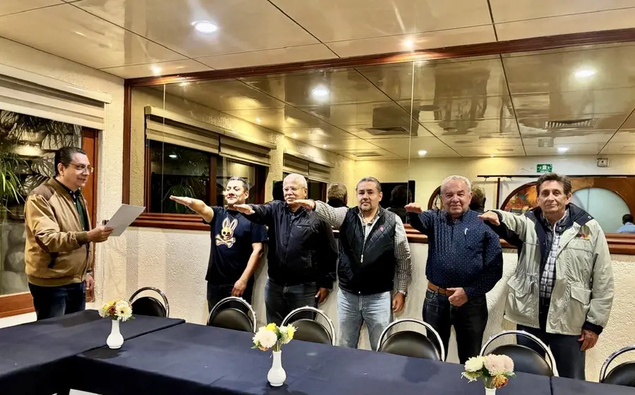 El secretario de la Comisión Nacional de Rallies de México, Eduardo Solís, le tomó la protesta al nuevo comité directivo del Oaxaca Automóvil Club.